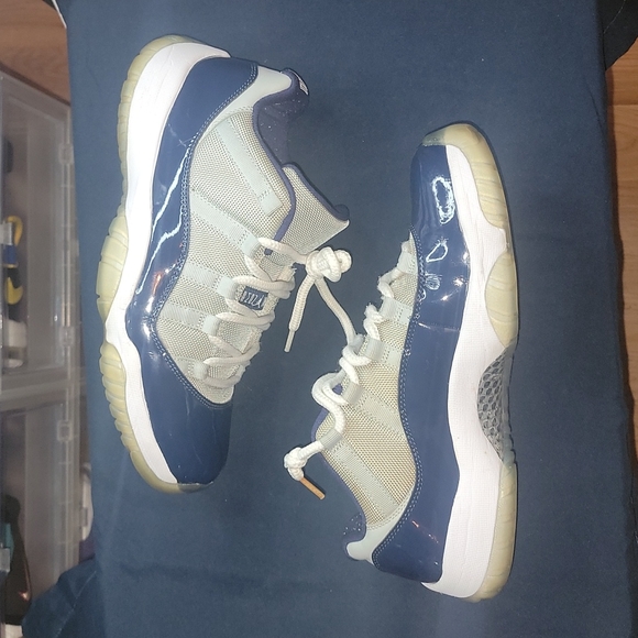 Air Jordan 11 Low "Georgetown" - Picture 3 of 9